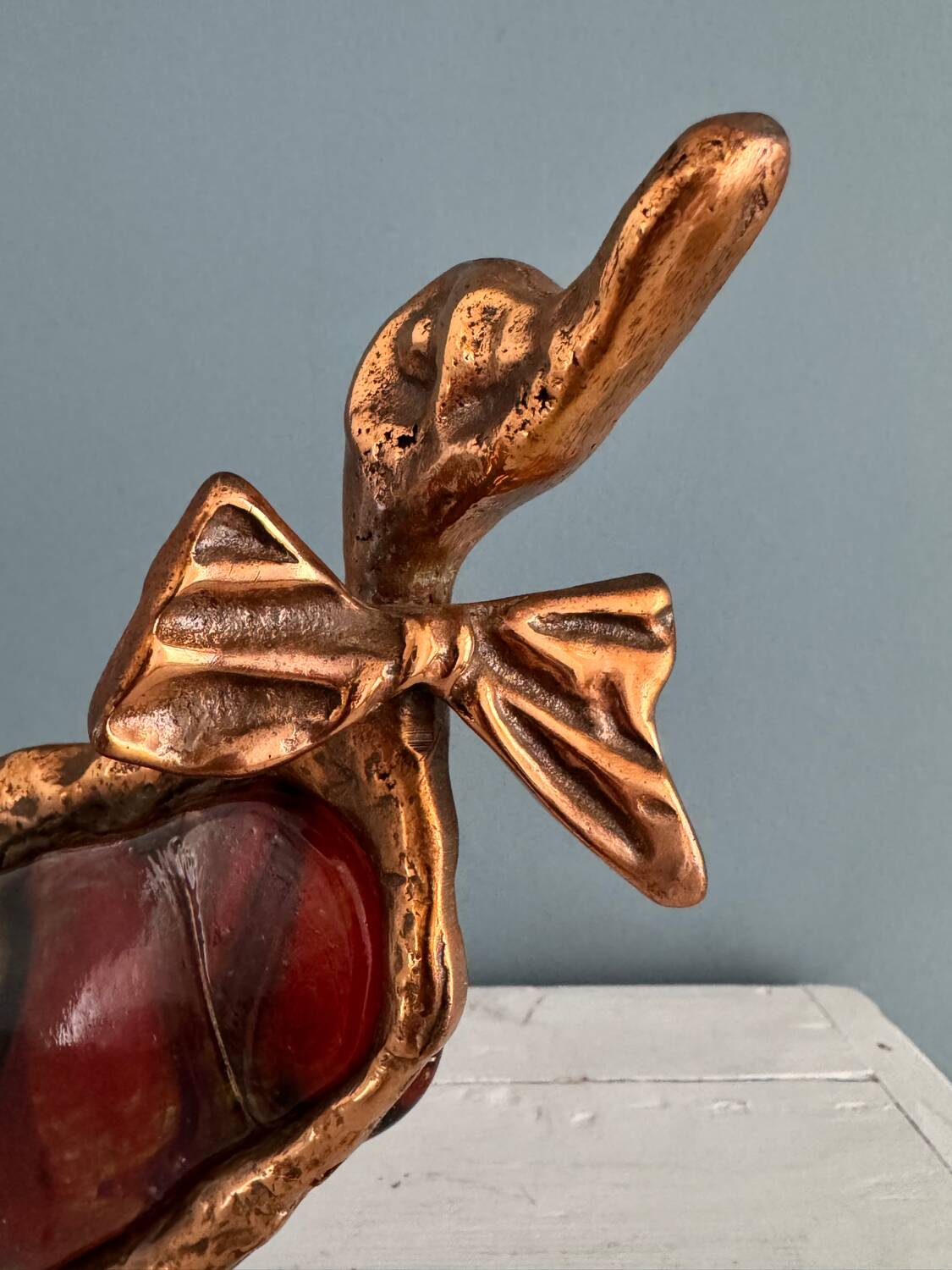 Duck with a bow tie, original sculpture by Yves LOHÉ