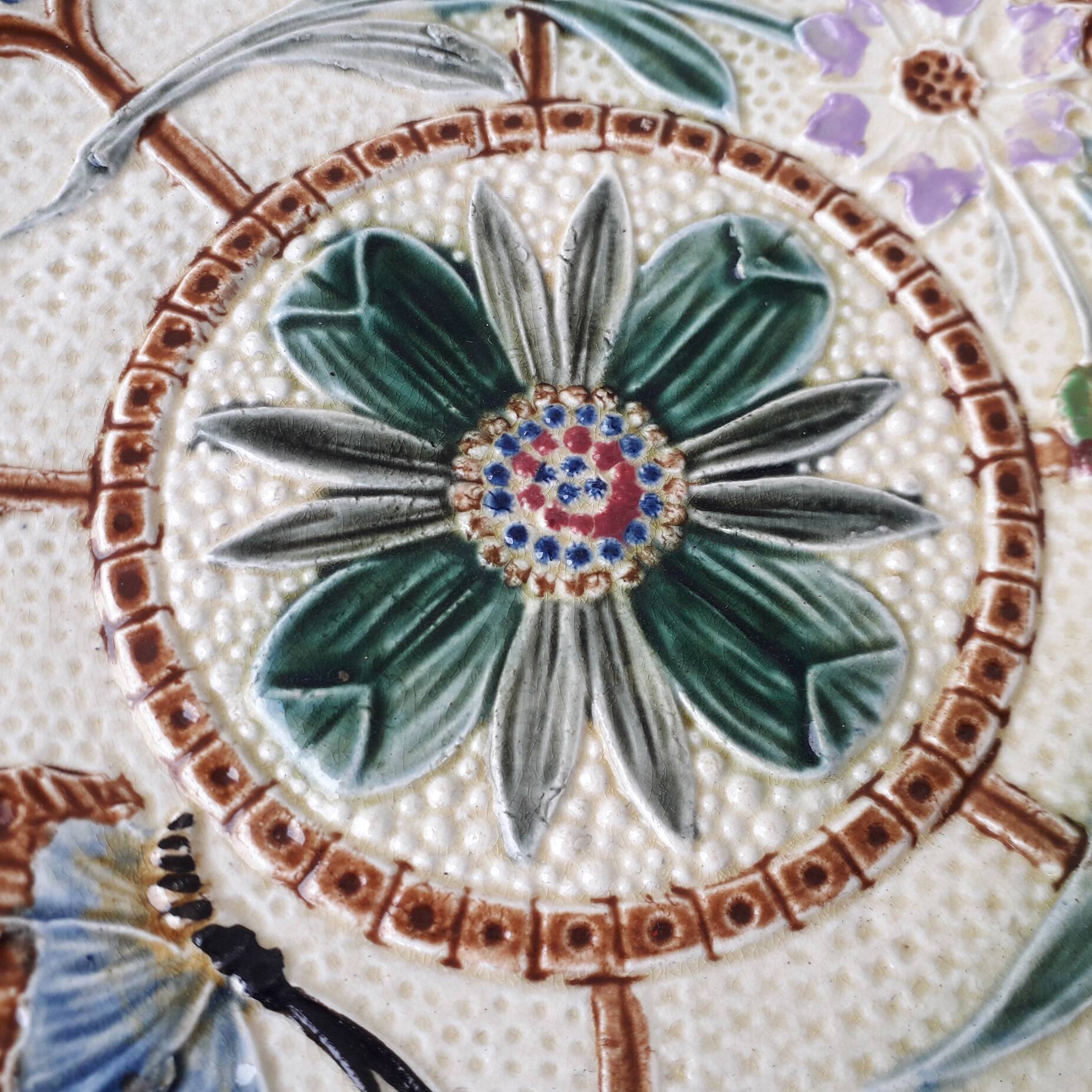 Assiette en barbotine