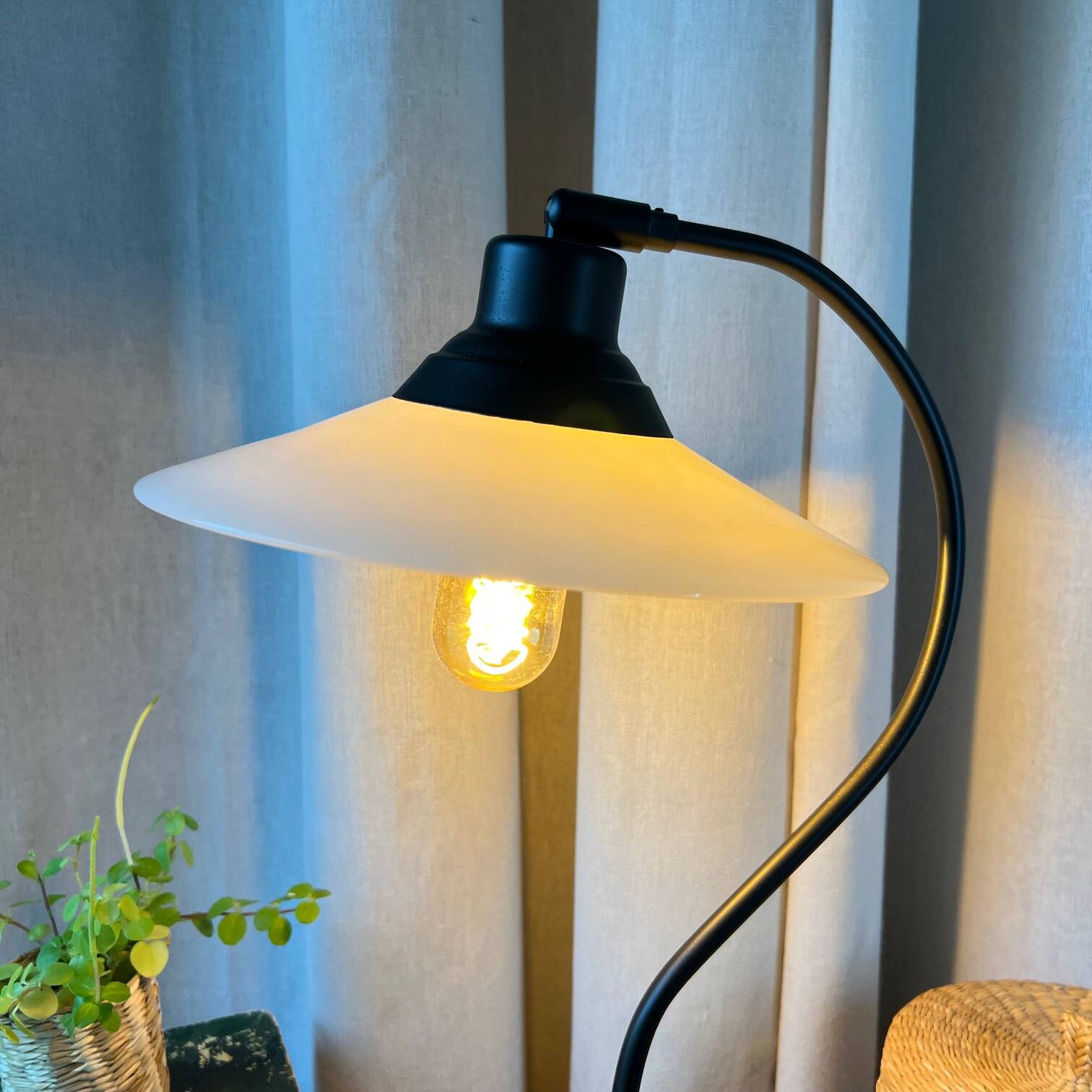 Lampe vintage en métal et opaline