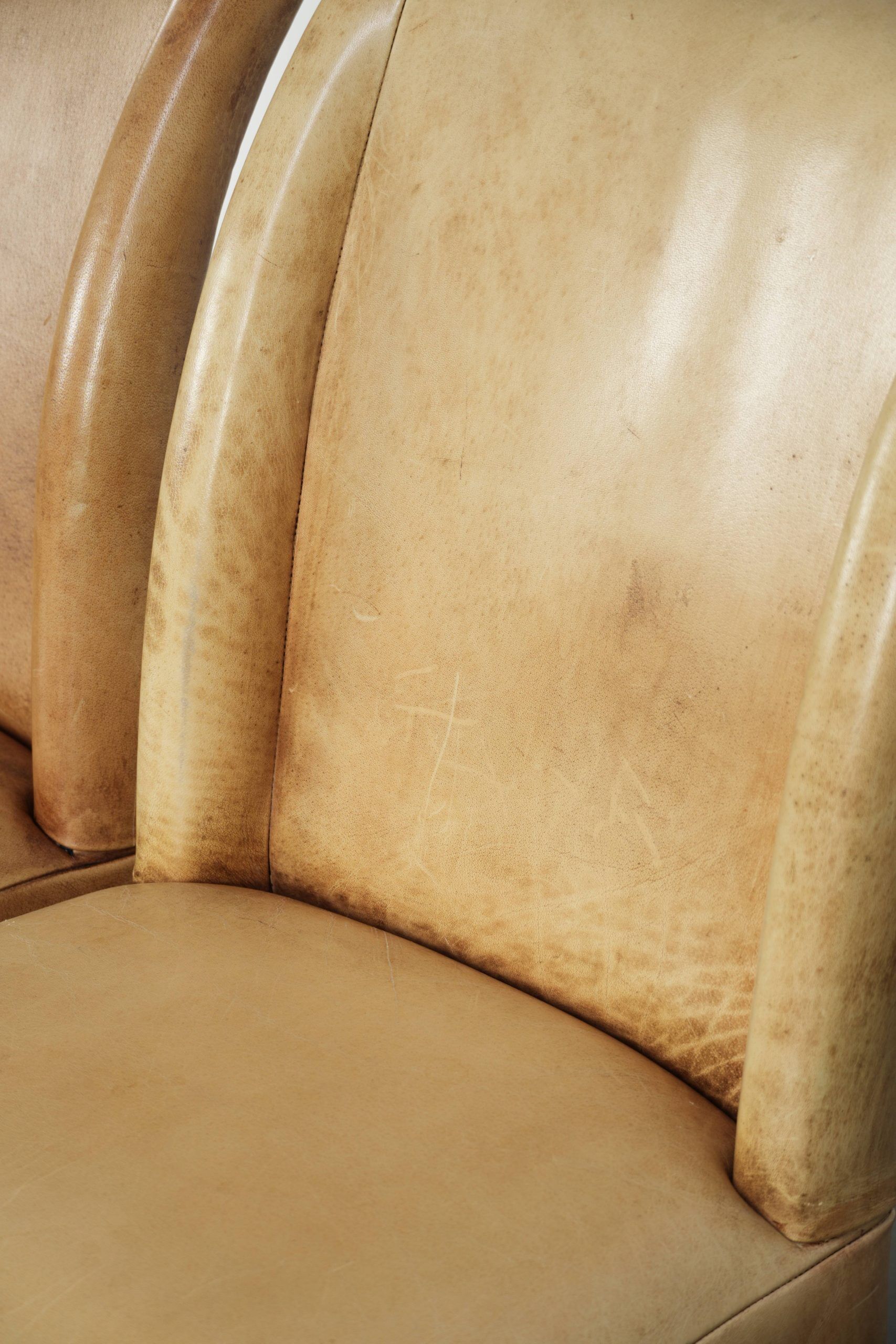 Ensemble de quatre chaises de salle à manger en cuir de vache avec un siège confortable et un dossier haut.