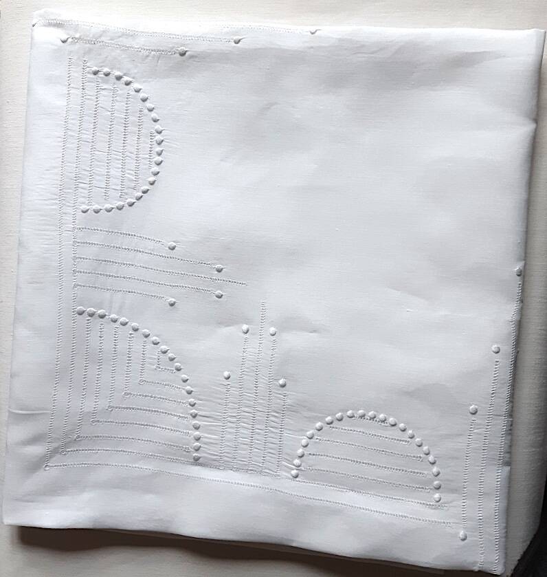 nappe ancienne en voile de lin brodée 135x135 cm