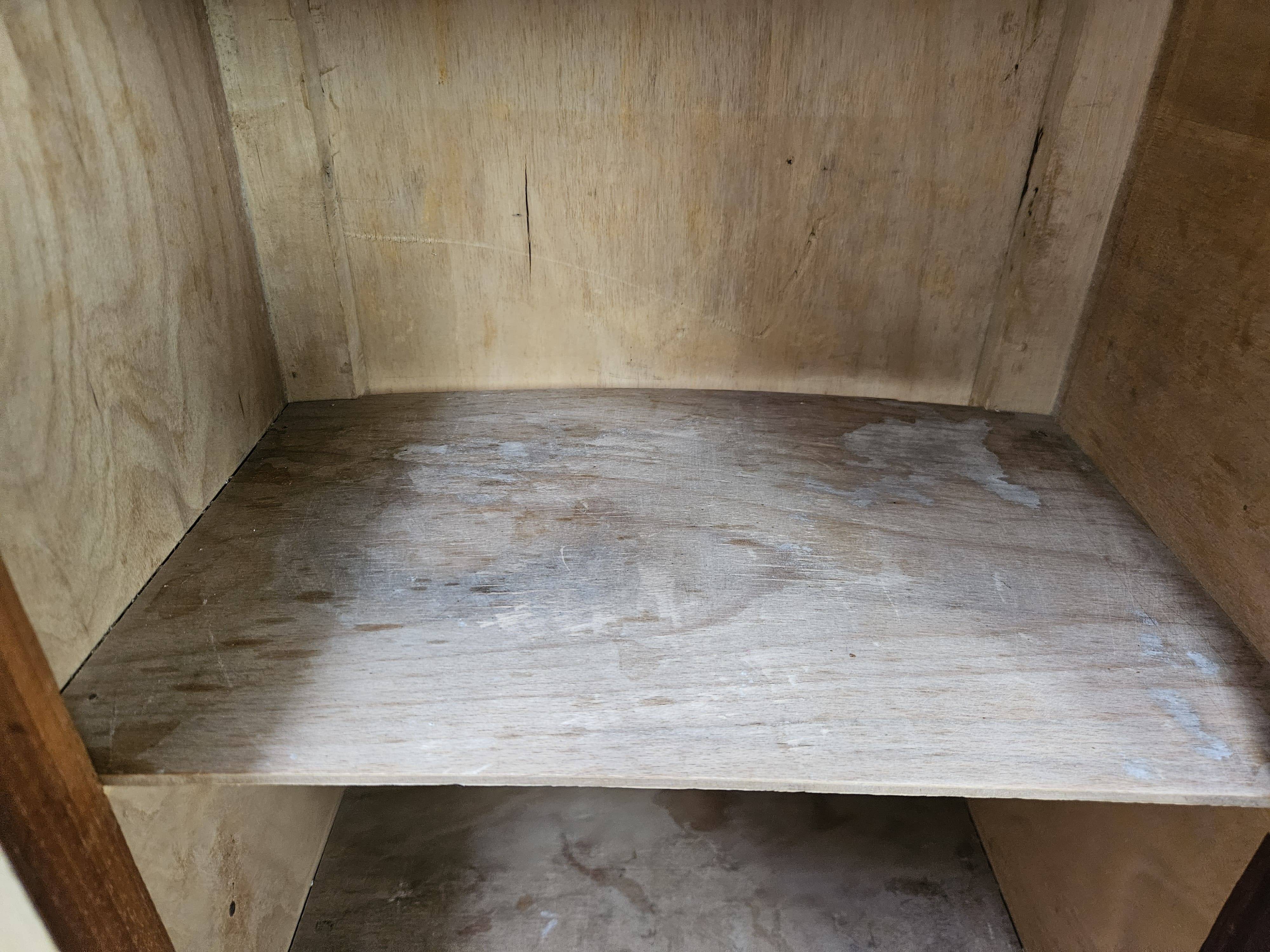 Pair of 1930s Art Deco bedside tables in walnut burl with marble top