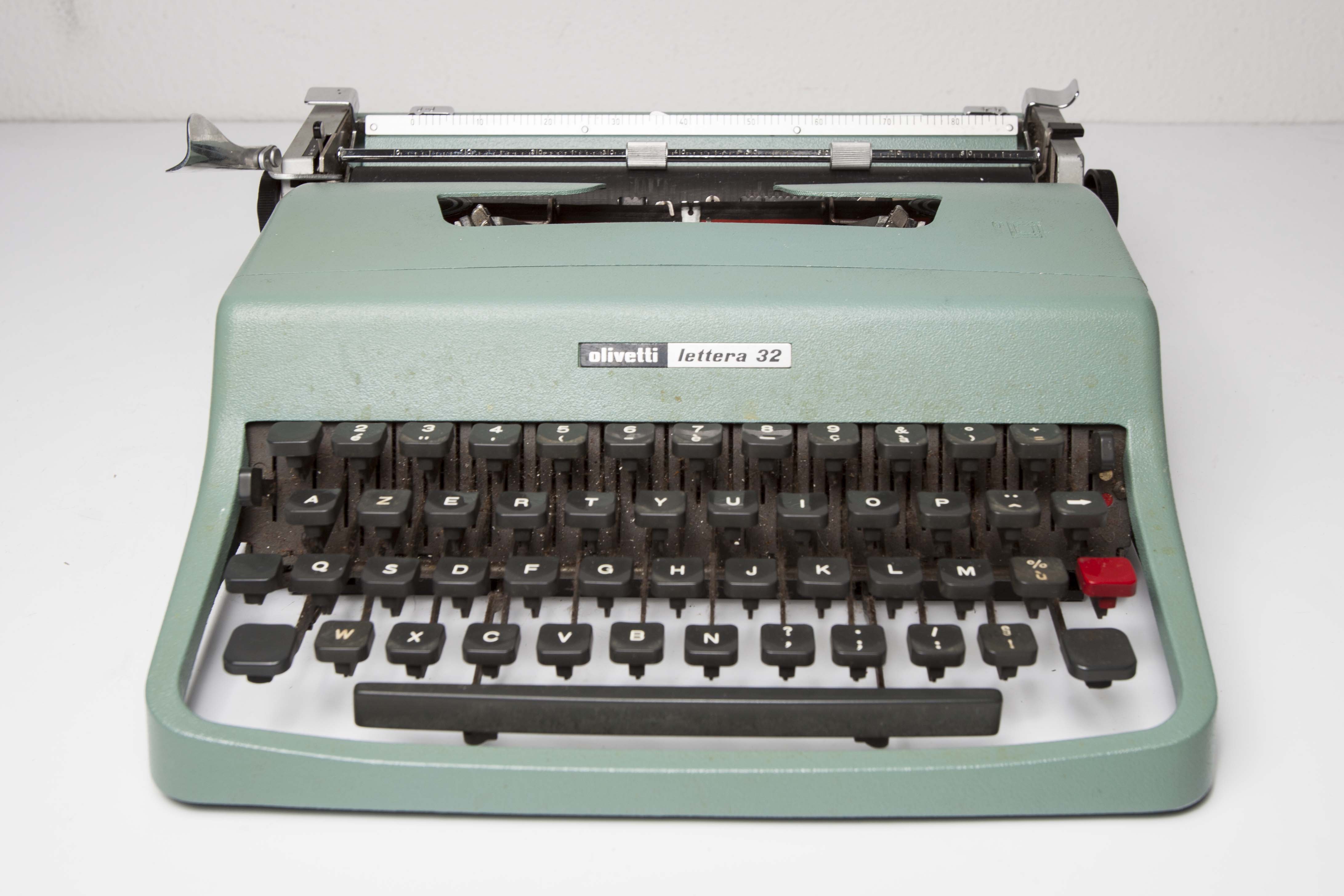 Typewriter olivetti lettera 32