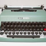 Typewriter olivetti lettera 32
