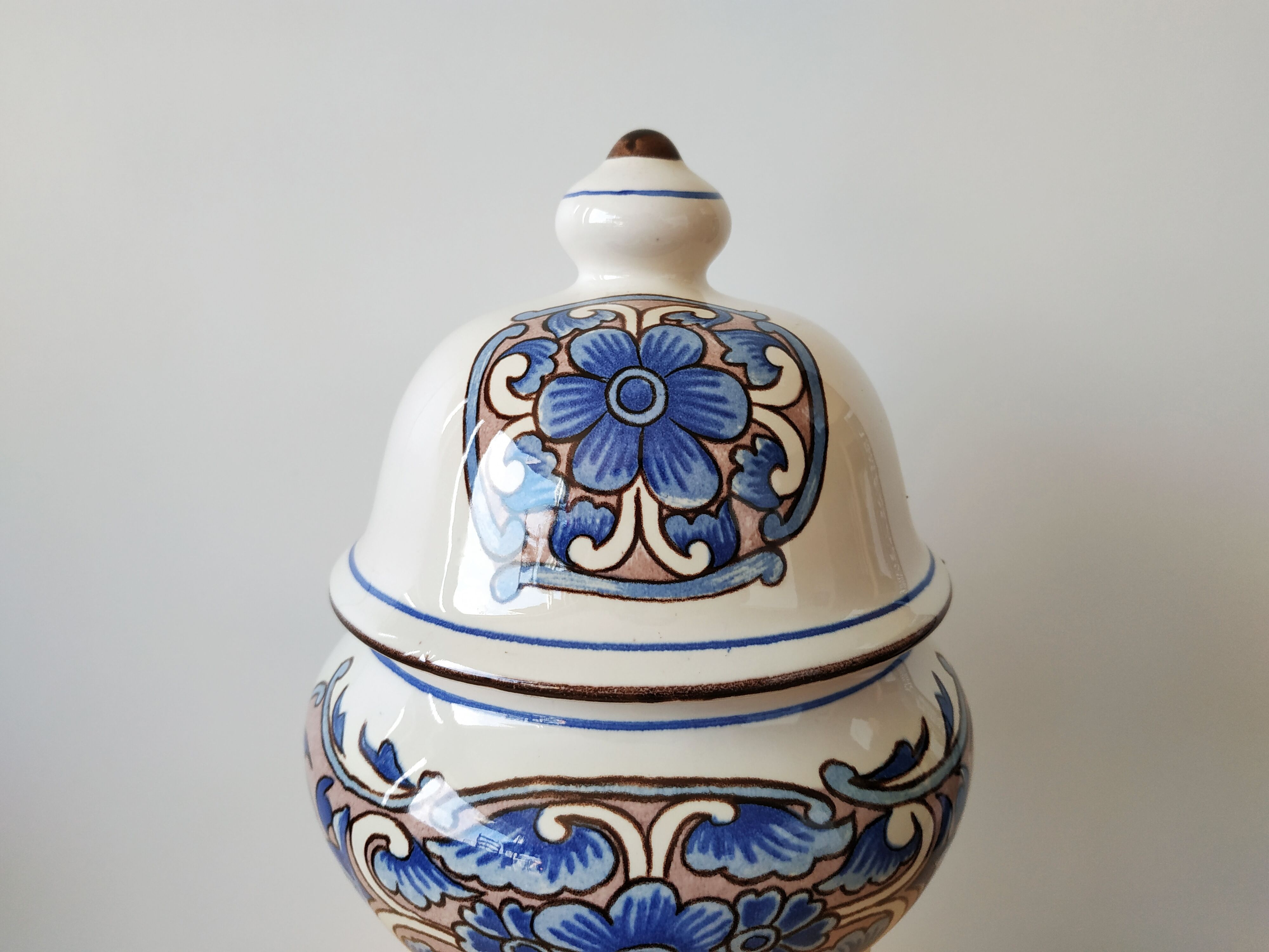 Pharmacy pot, Saint-Clement