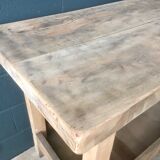 Workbench made of light wood