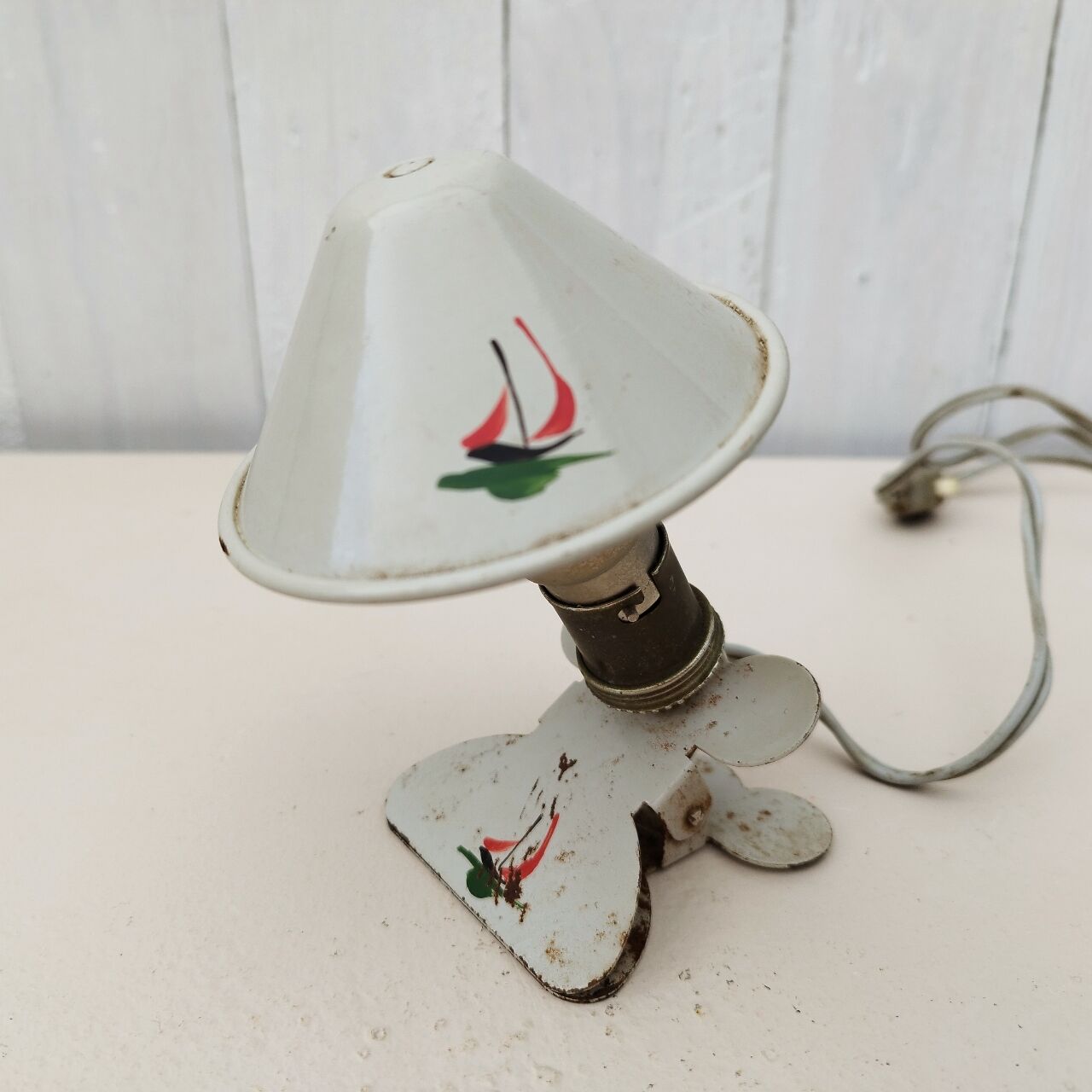 Lamp mushroom clip painted sheet metal