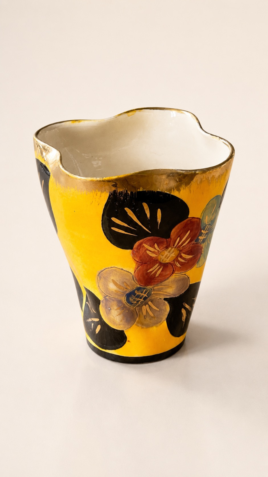 Petit vase Vallauris céramique émaillée, décor floral coloré.