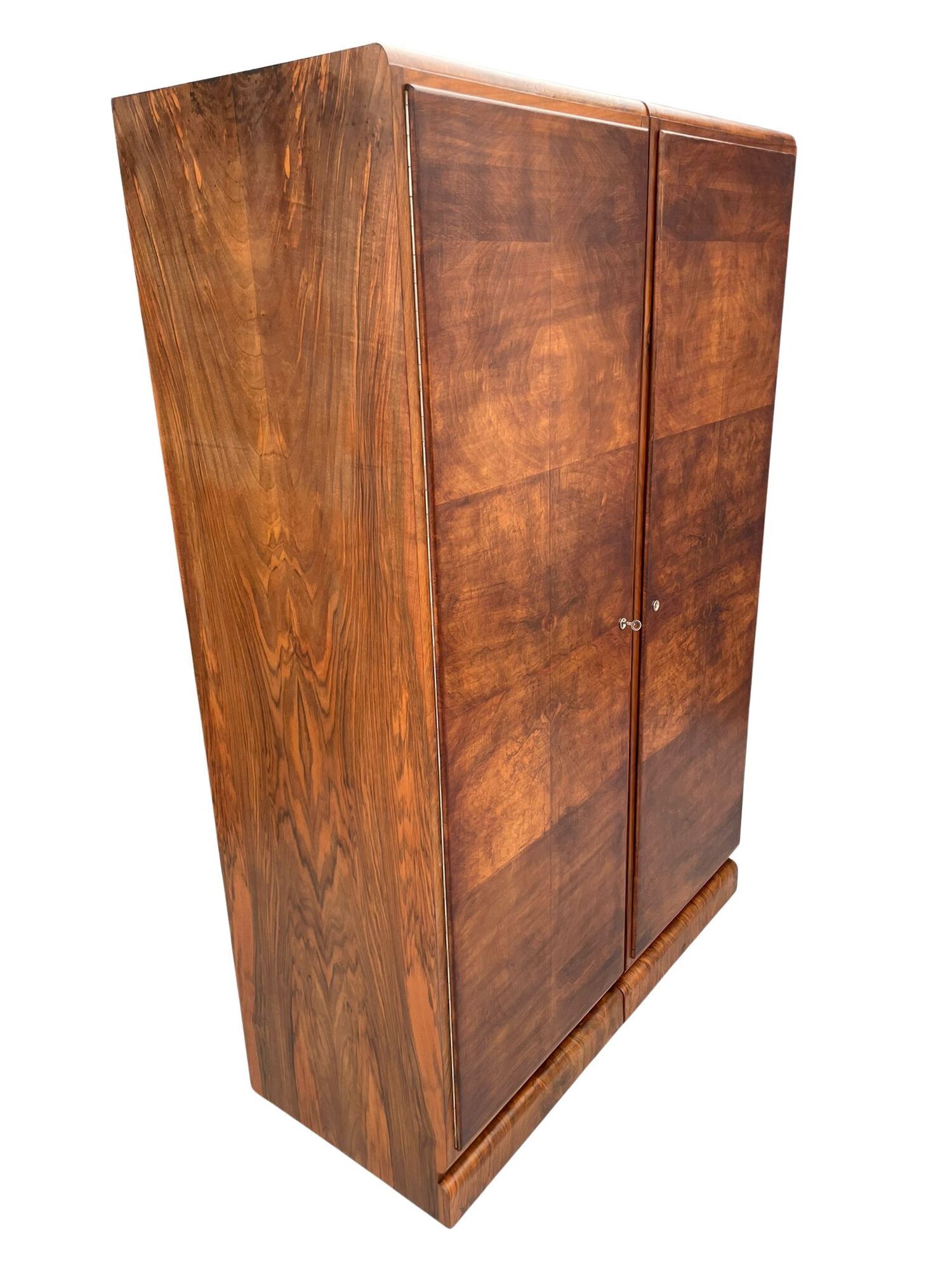 Armoire en placage de noyer restaurée d'influence Art Déco, années 1930