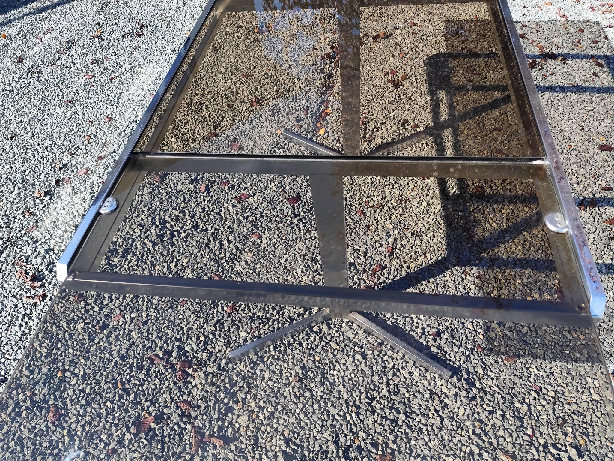 Table pietement chromé et verre fumé année 70 avec allonges