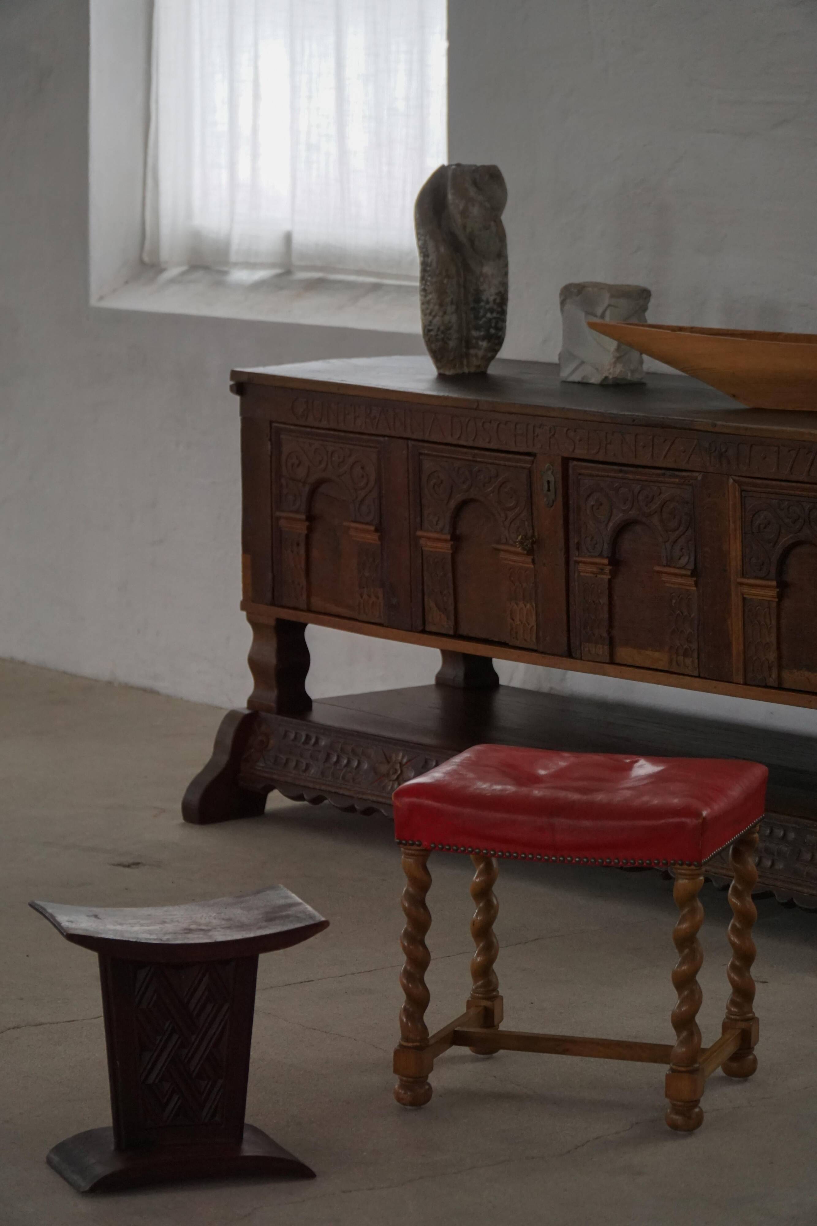 Sculptural African stool in hardwood, curved seat and architectural base, 1970s.