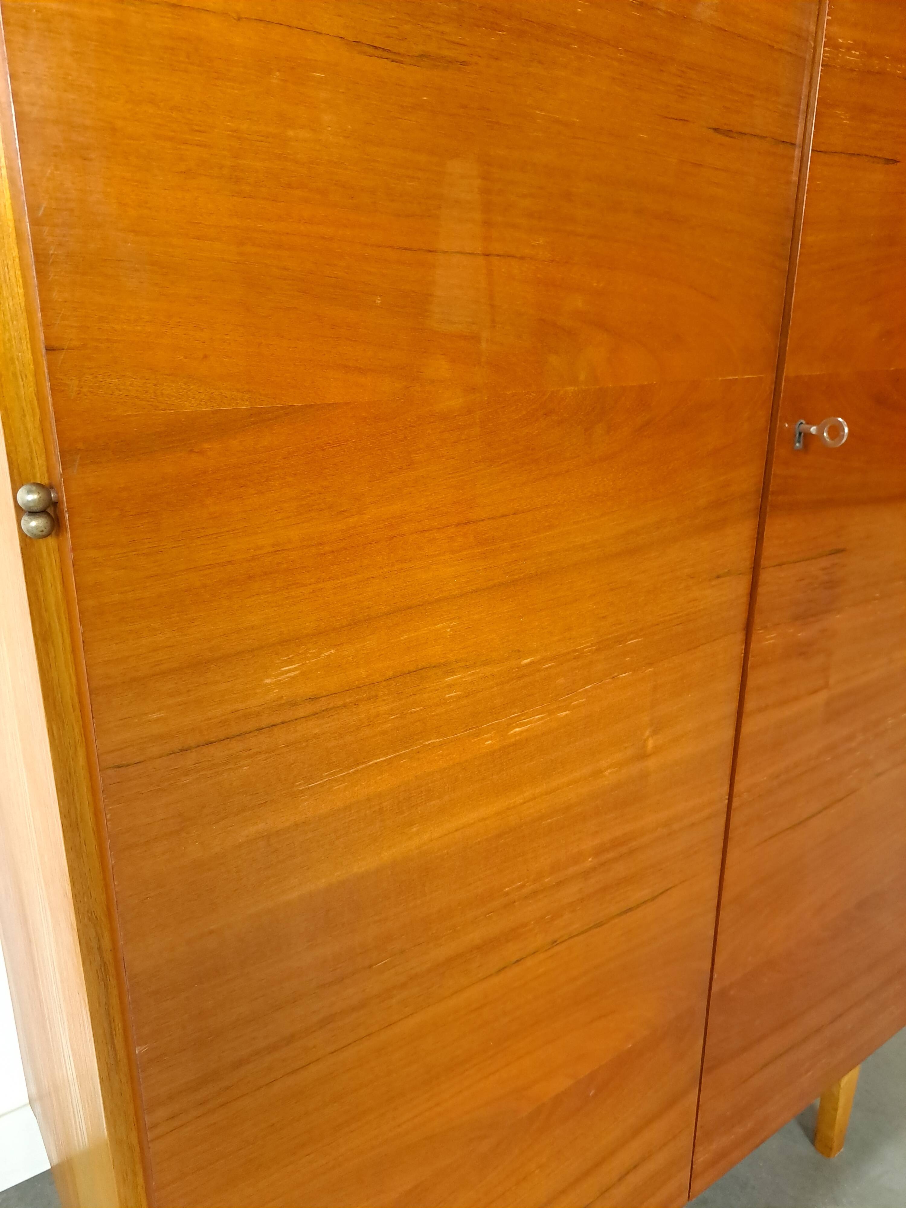 Fineer vintage kledingkast met legplanken