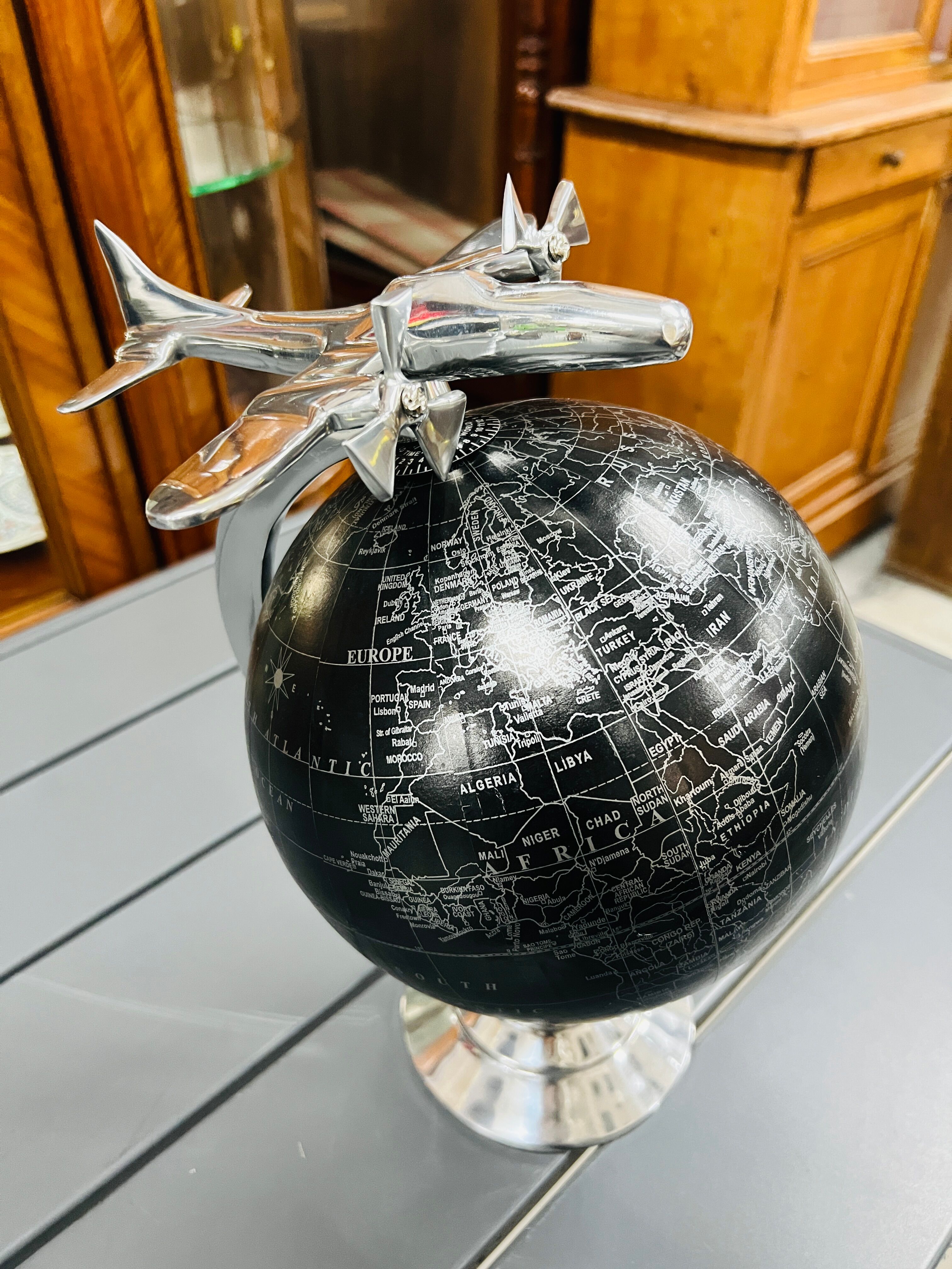 Aluminum globe to be laid with an aircraft axle