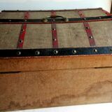 Napoleon III bulging trunk for doll clothes, coated wood, gilded brass nails