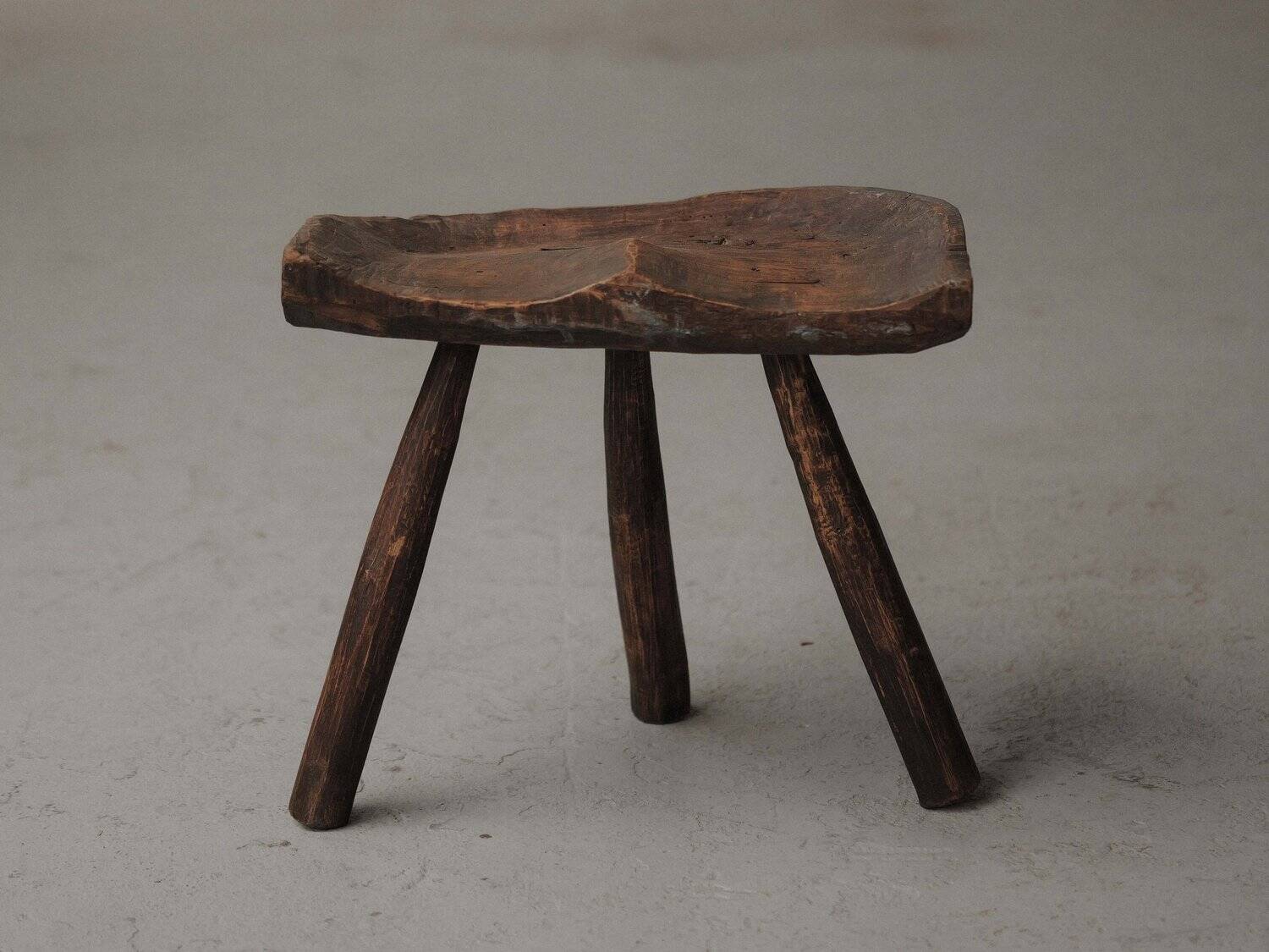 Milking stool in solid wood, Folk art, Cévennes, around 1900