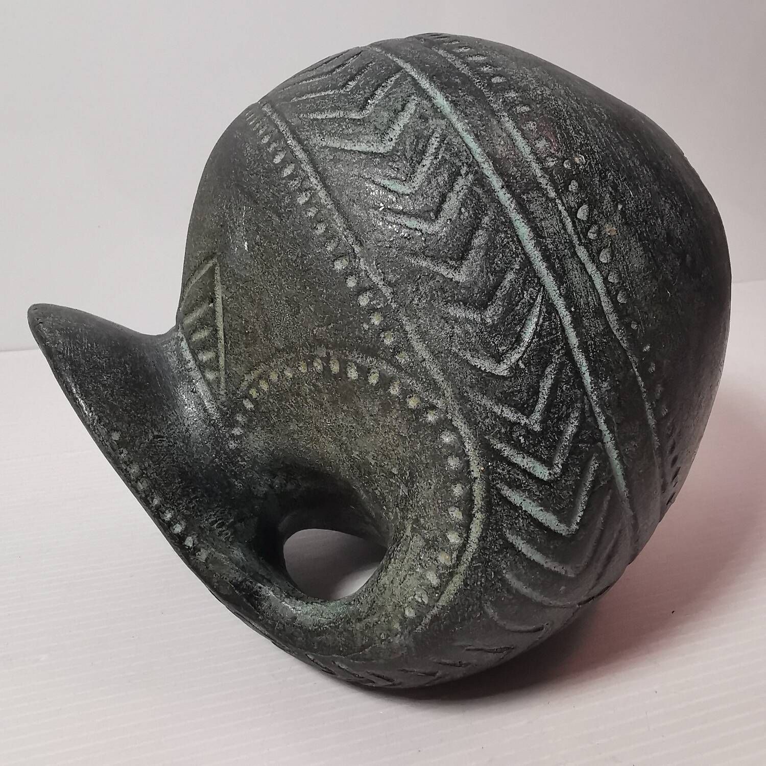 Vintage native american jug pot with geometric patterns in green / gray tones