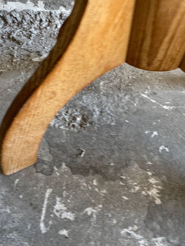 Tabouret vintage en bois naturel avec assise en similicuir jaune clair et piètement évasé croisé