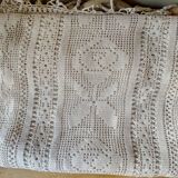 Dessus de lit en coton blanc , Ancien jeté de lit en crochet  motifs fleurs