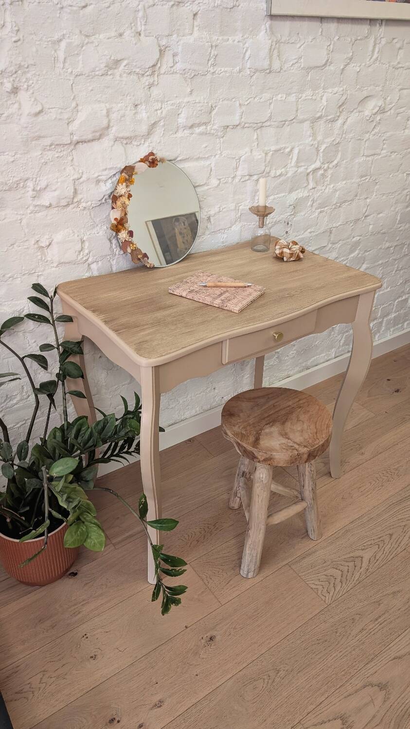 Joli bureau vintage rénové rose poudré