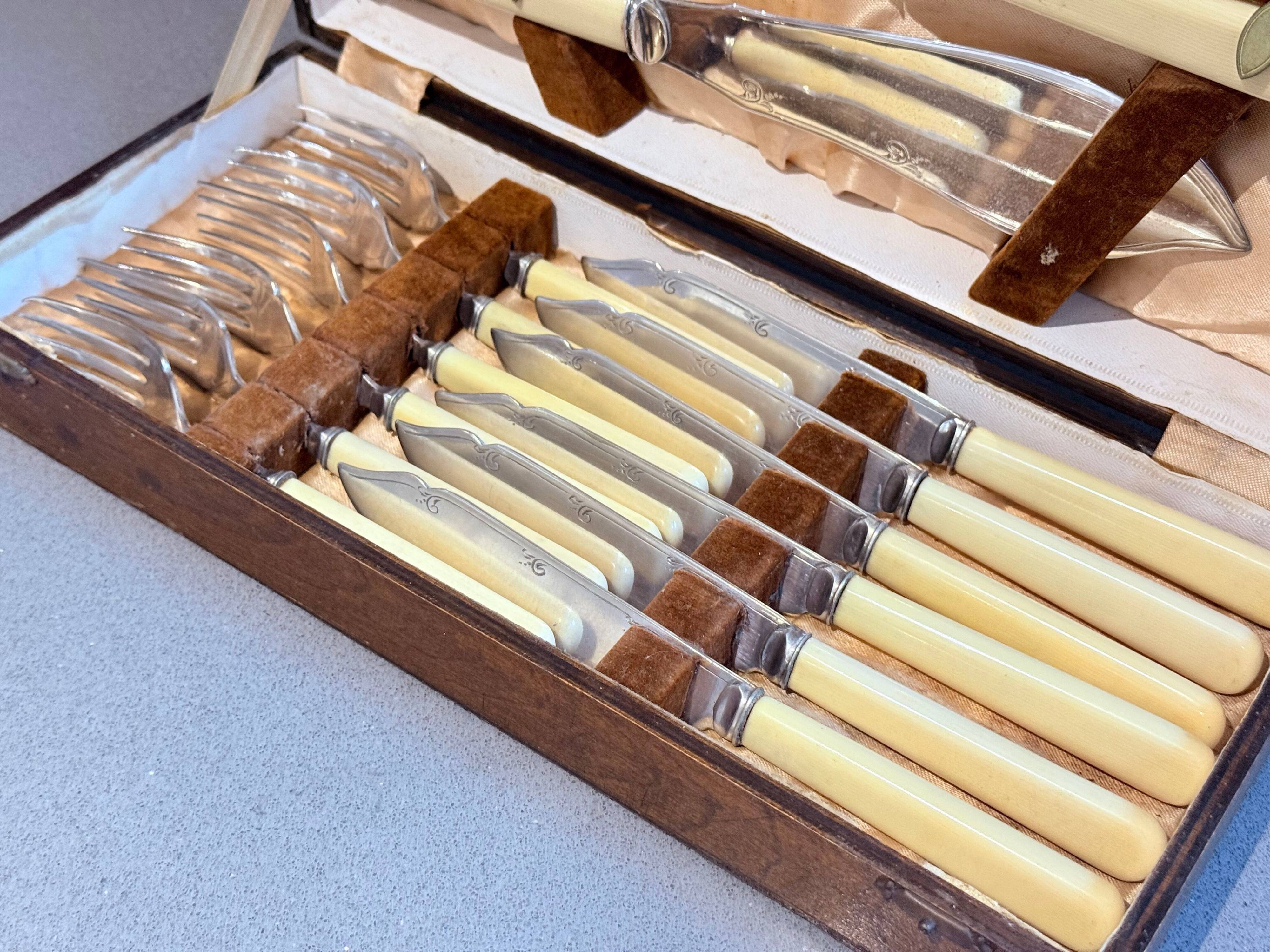 Set de couverts à poisson en métal argenté et ivoire synthétique