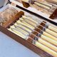 Set de couverts à poisson en métal argenté et ivoire synthétique