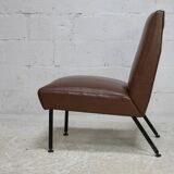 Chauffeuse, circa 1950. Simili-cuir brun.