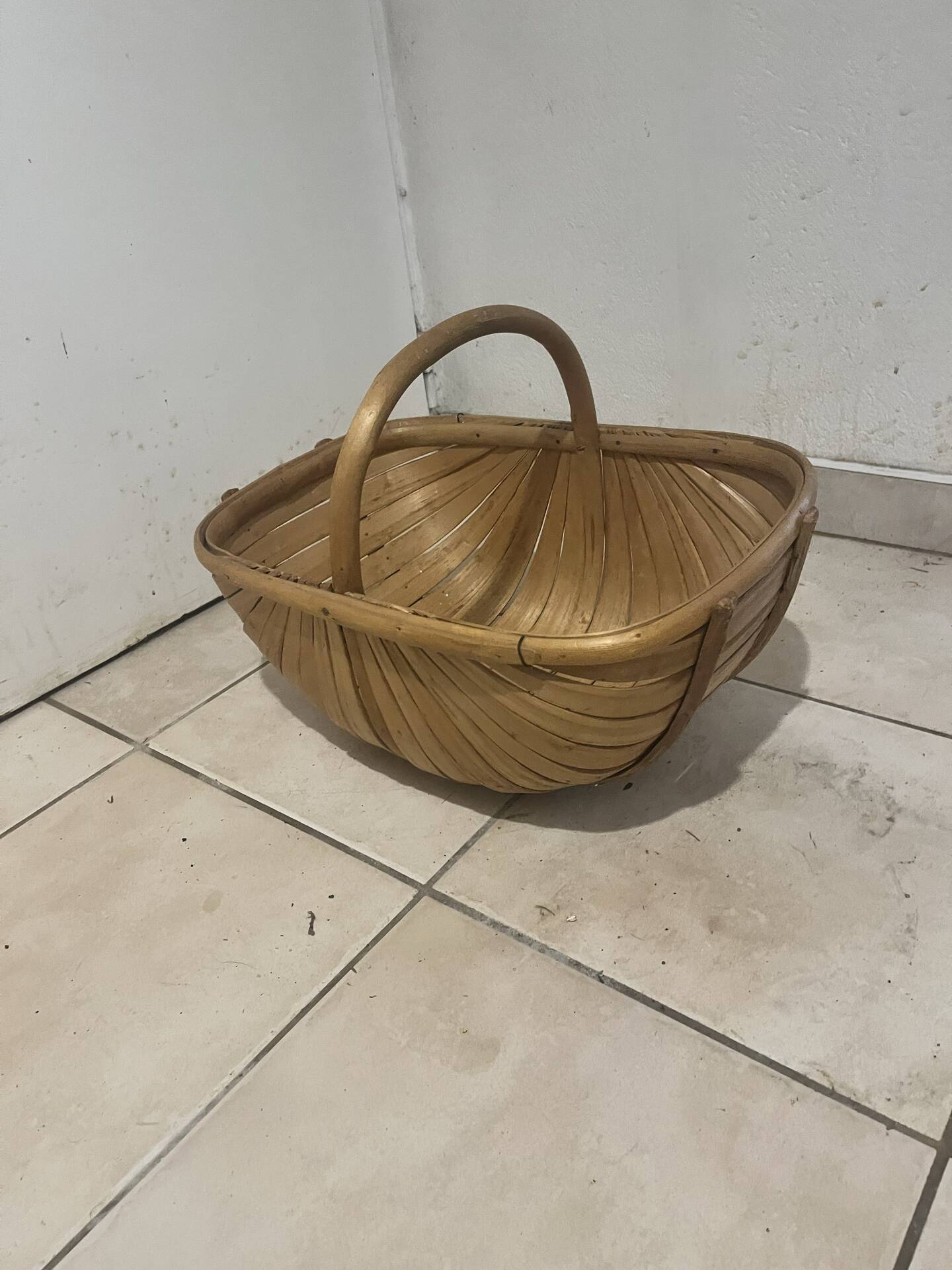 Vintage curved wooden picnic basket with double lid — Style