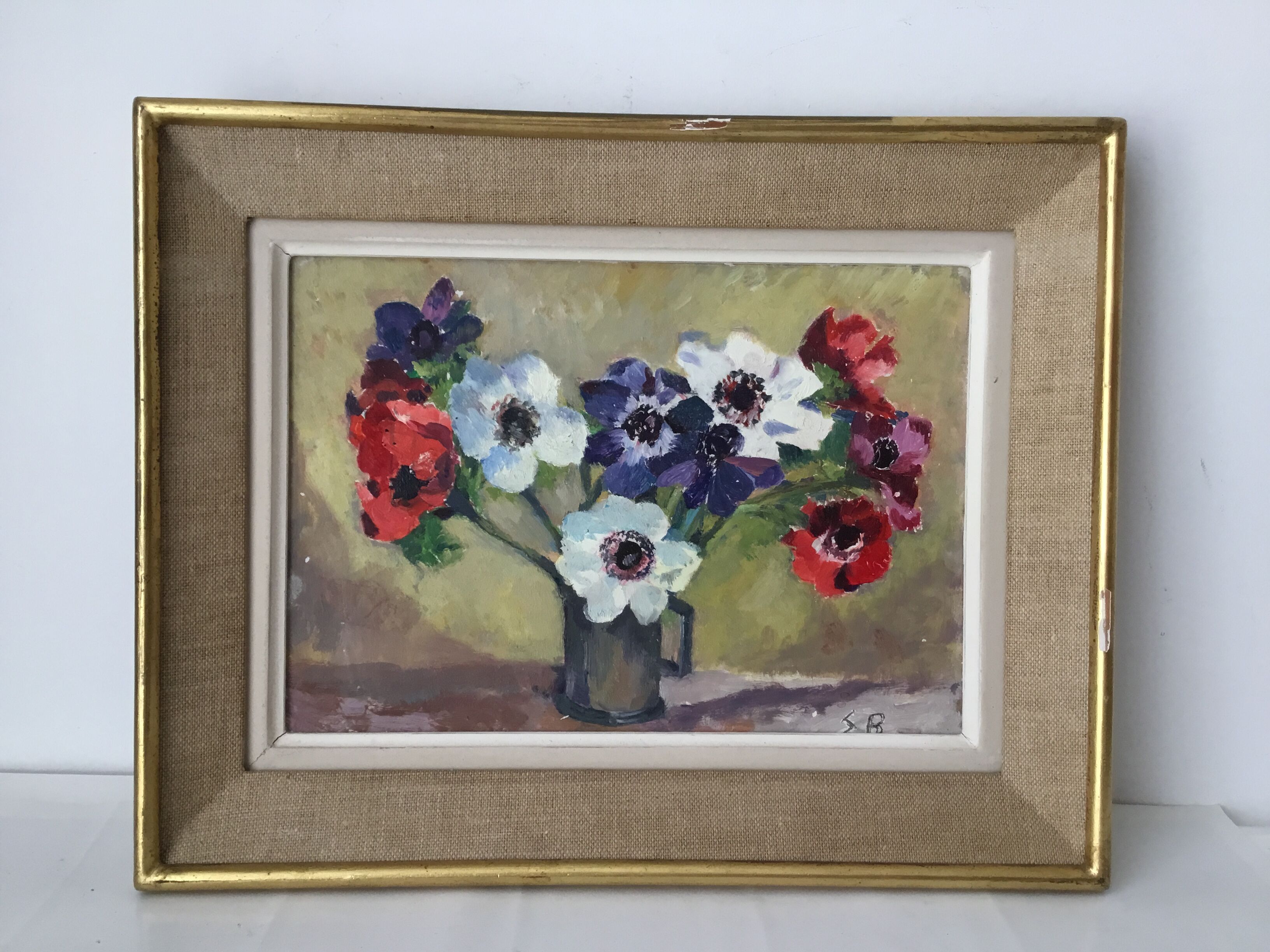 Table framed bouquet of flowers
