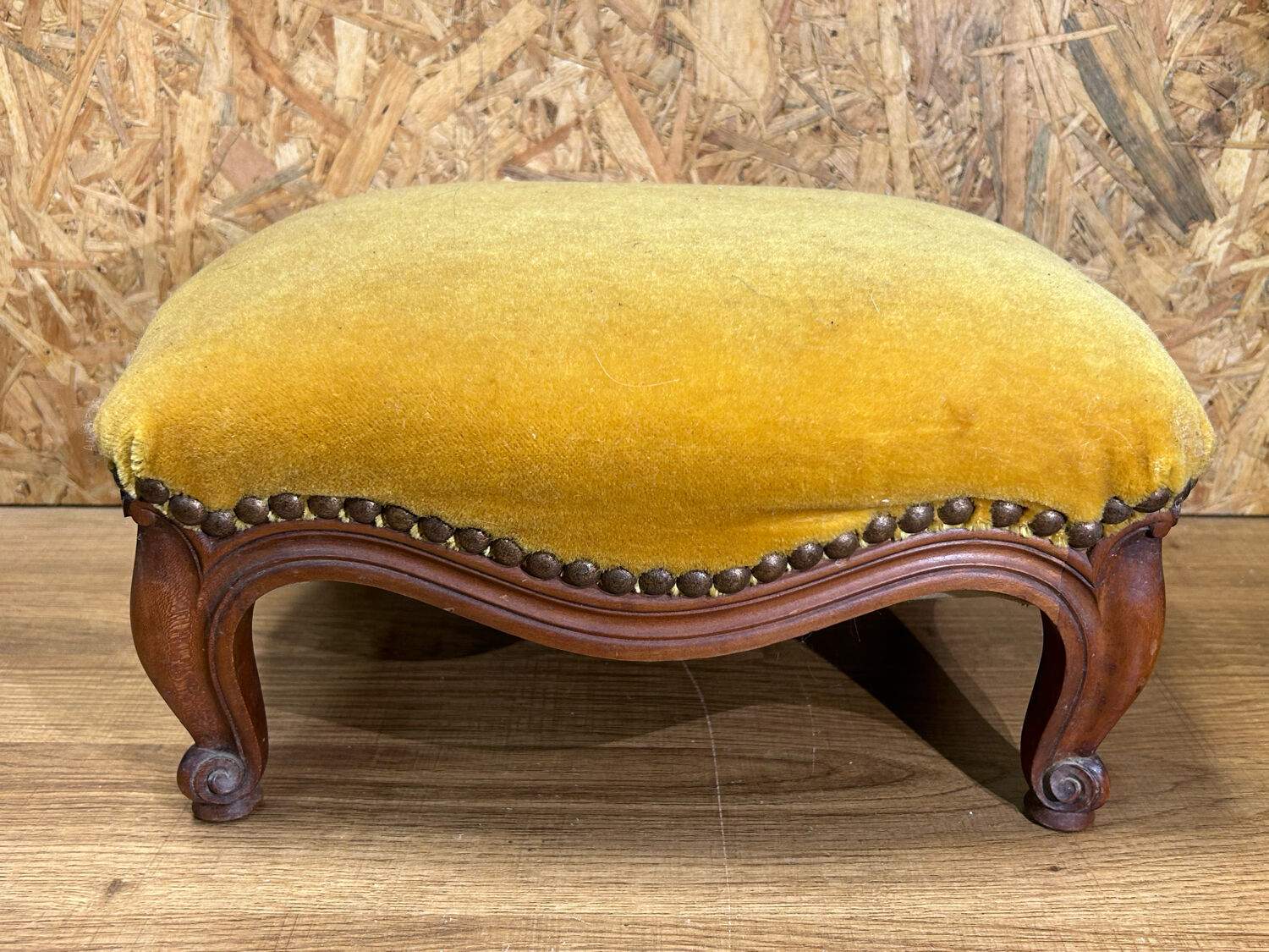 Ancien repose pied bois tissu velours ocre tabouret style Louis XV vintage