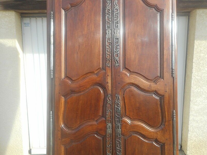 Encadrement et portes de placard louis xv en noyer du xix ème siecle n° 1