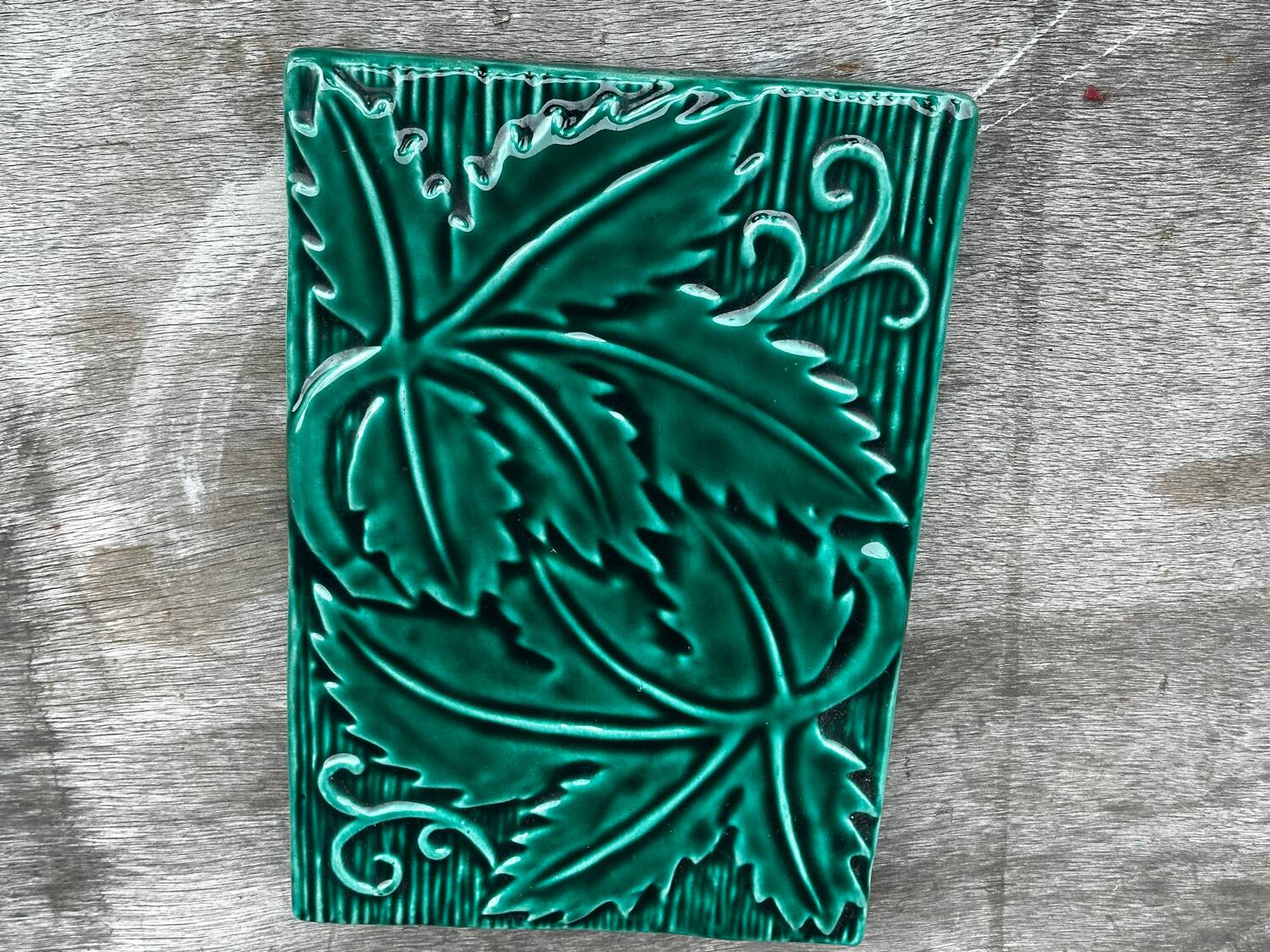 Green Ceramic Trivet with Leaf Decoration - Art Deco Period 1