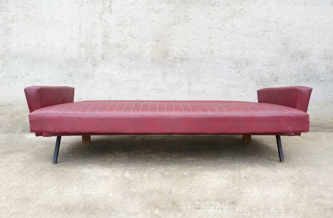 Sofa vintage red leatherette convertible