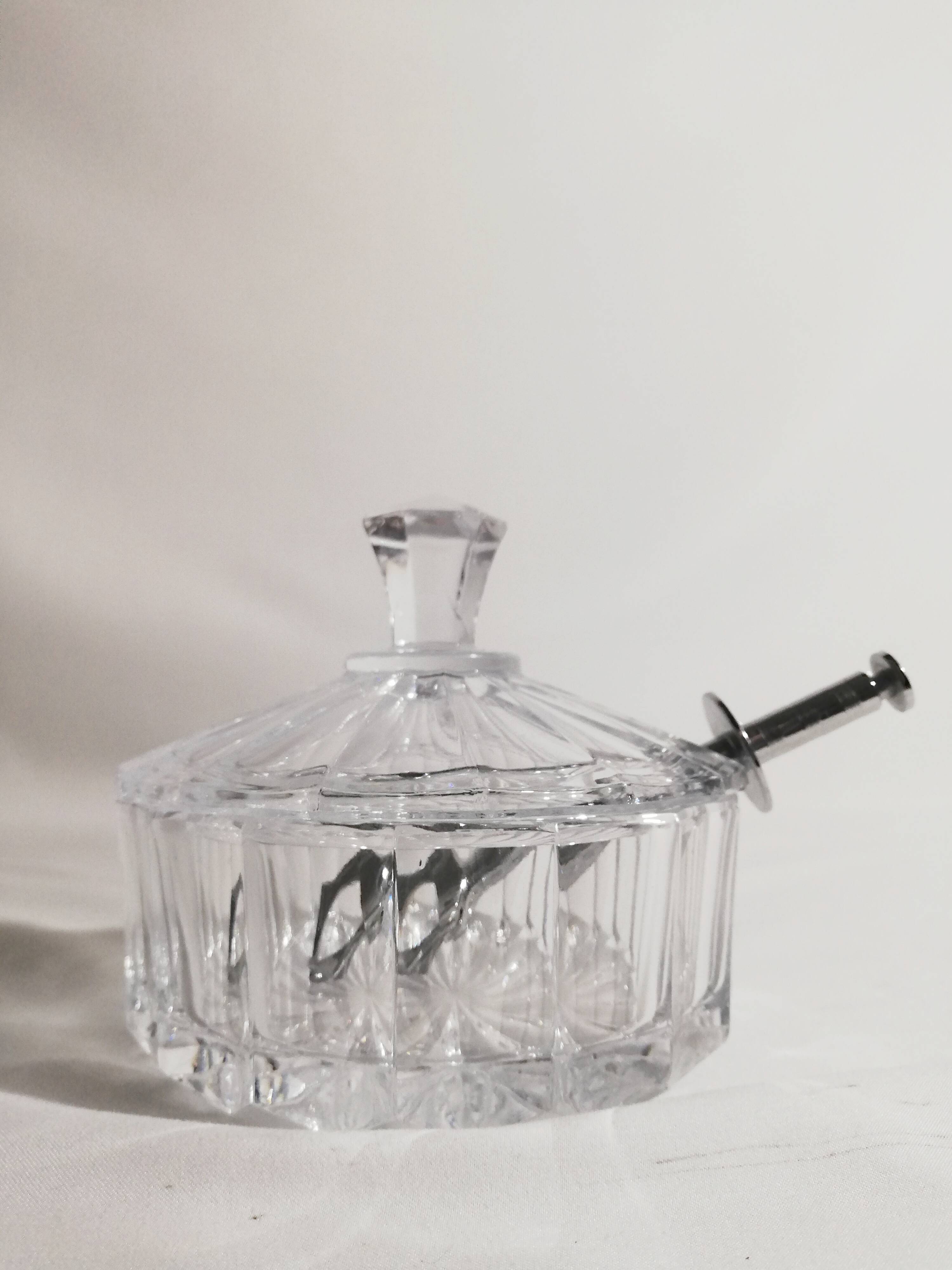 Crystal sugar - its serving clamp