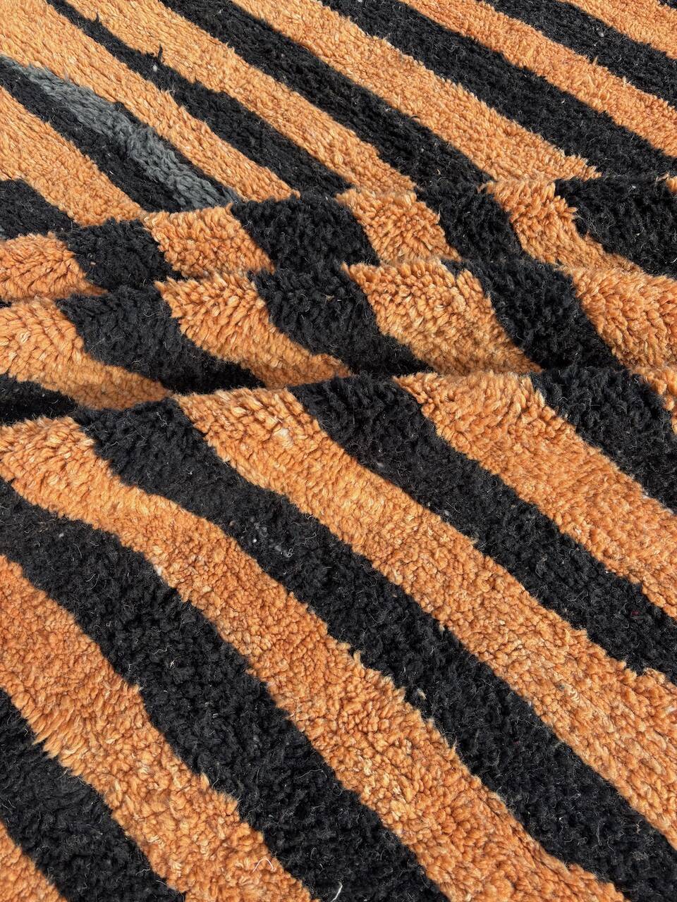 Modern Beni Ouarain Moroccan rug – black striped pattern – 215 x 250 cm