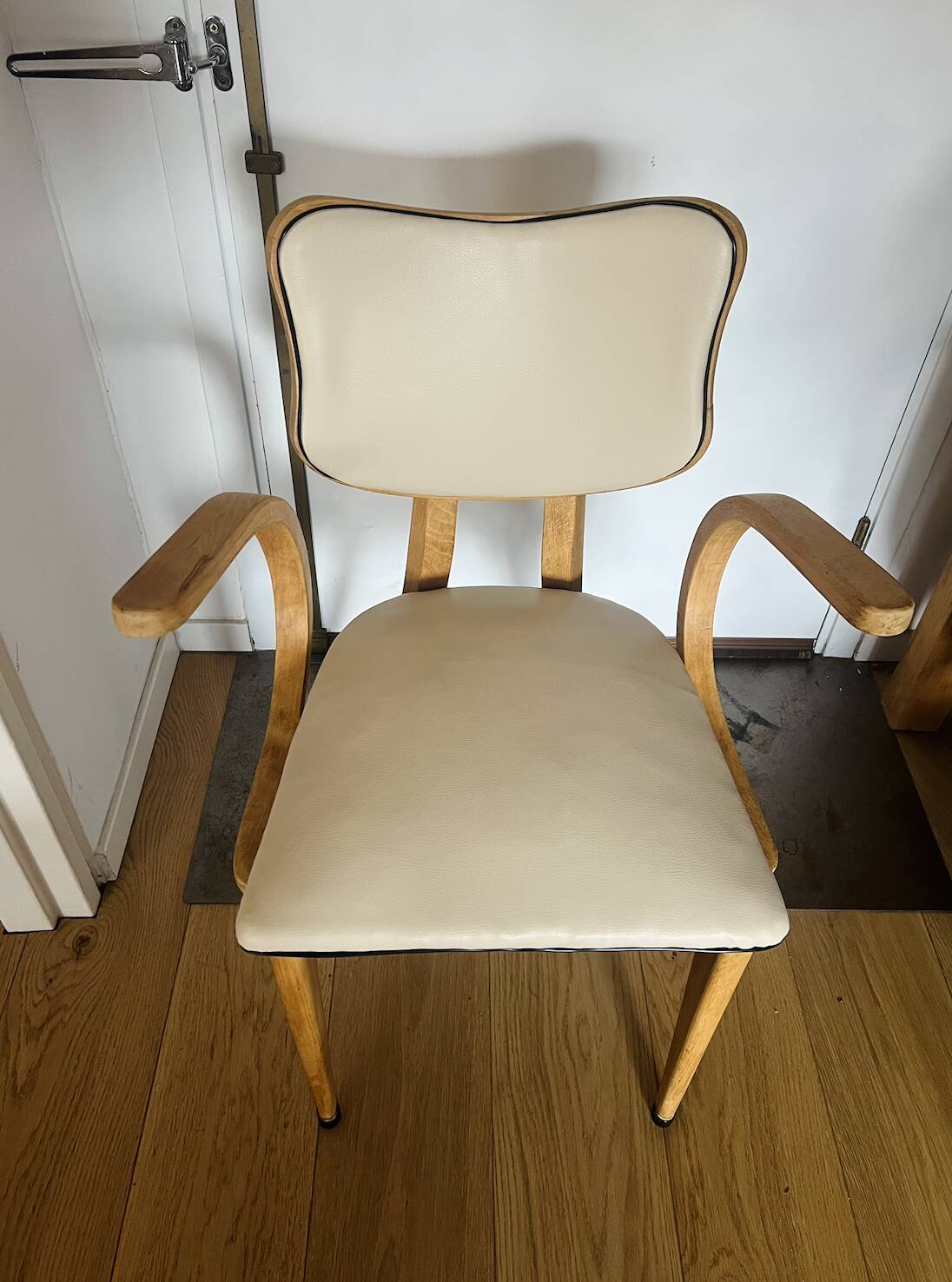 Suite de 4 Fauteuils Vintage « papillon » Pieds Compas