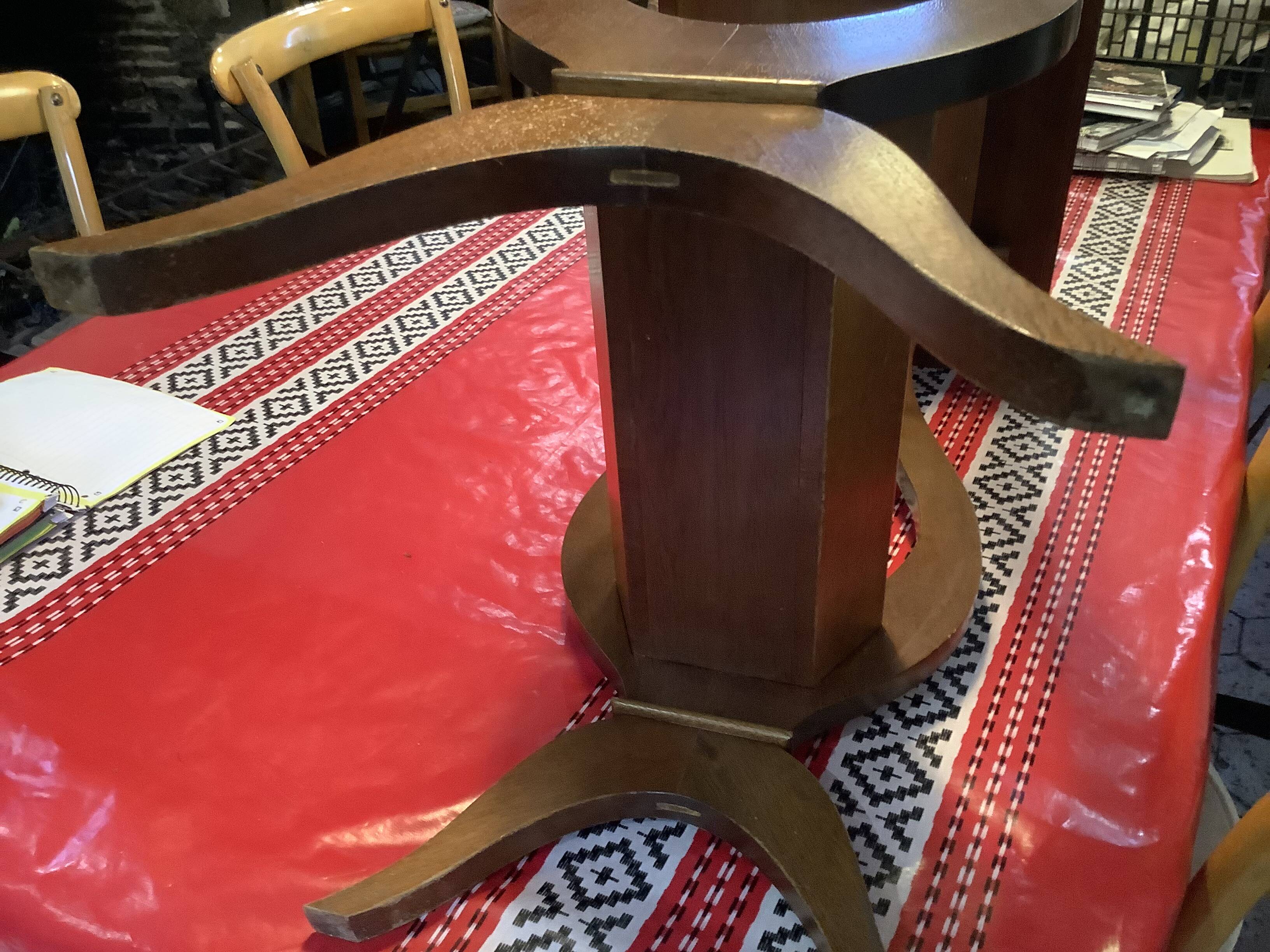 Nightstand in the shape of a lyre.