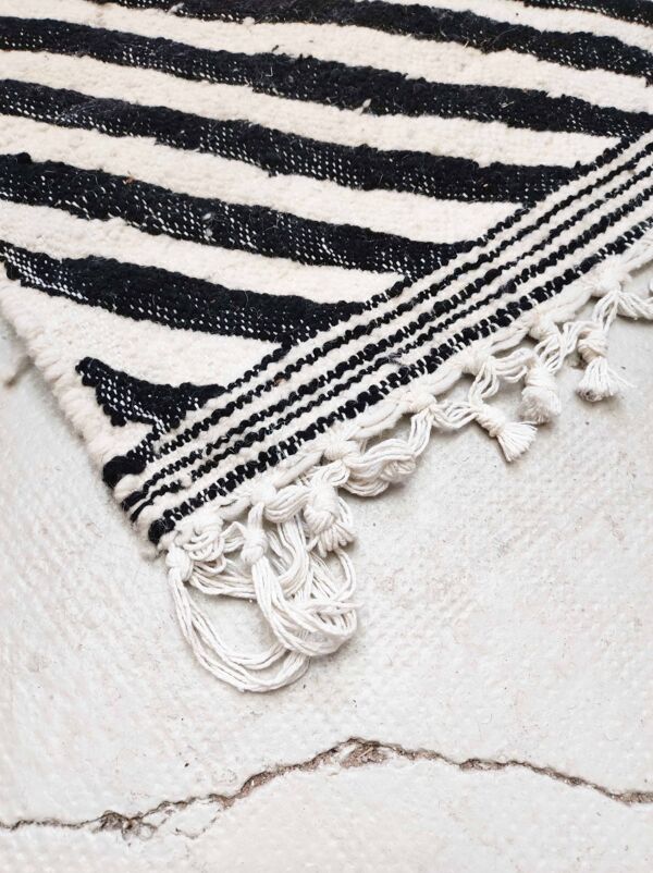 Kilim berbère marocain bleu noir et écru 2,45x1,43m