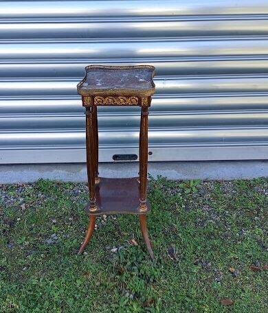 Table d'appoint de style Louis XVI en bois et placage
