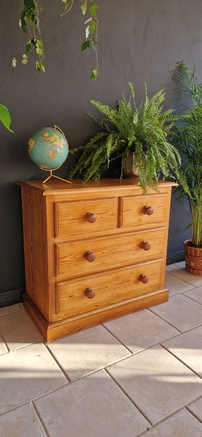 Pine chest of drawers