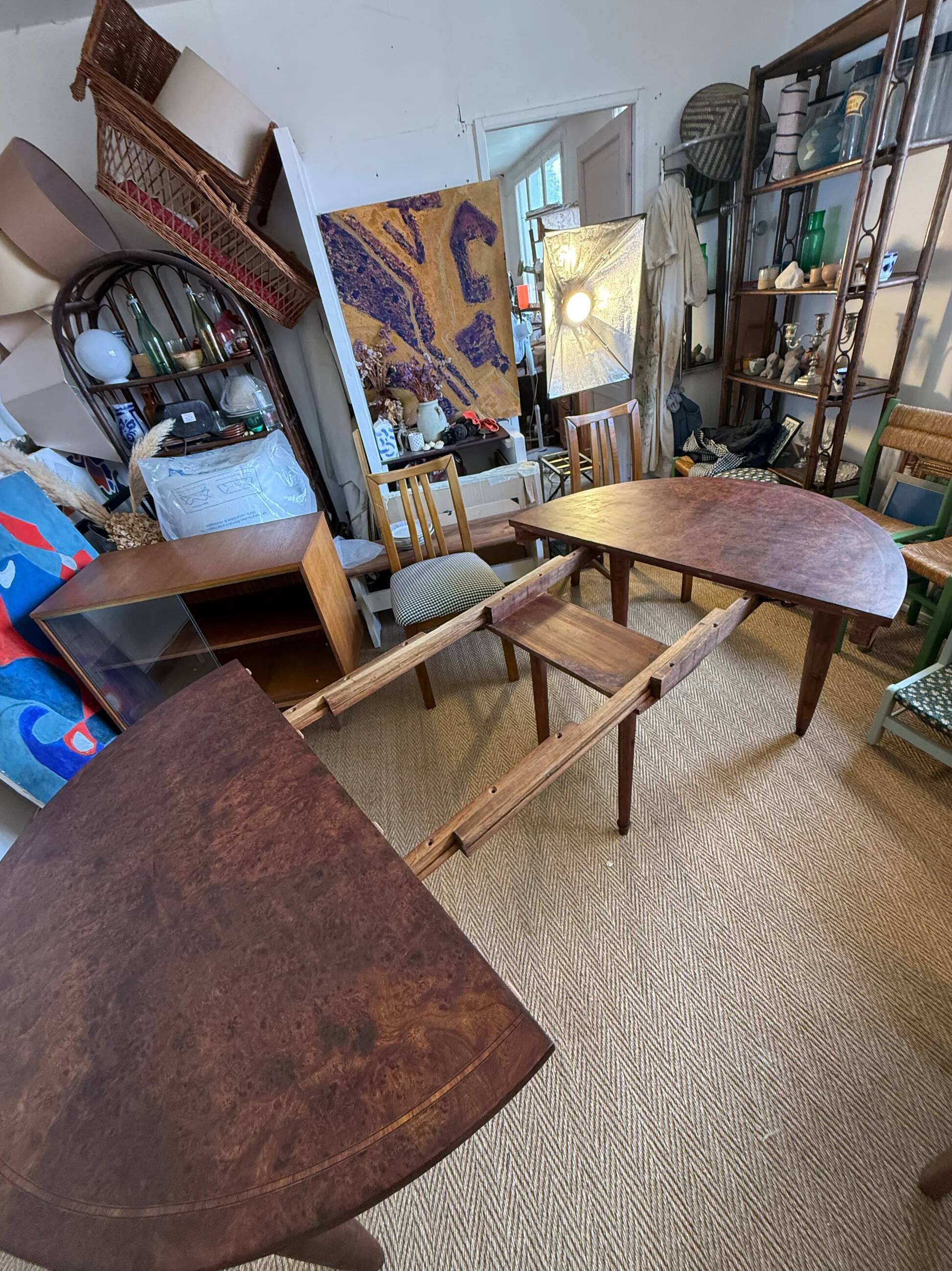 Oval extendable dining table in wood and walnut burl veneer.