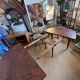 Oval extendable dining table in wood and walnut burl veneer.
