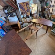 Oval extendable dining table in wood and walnut burl veneer.