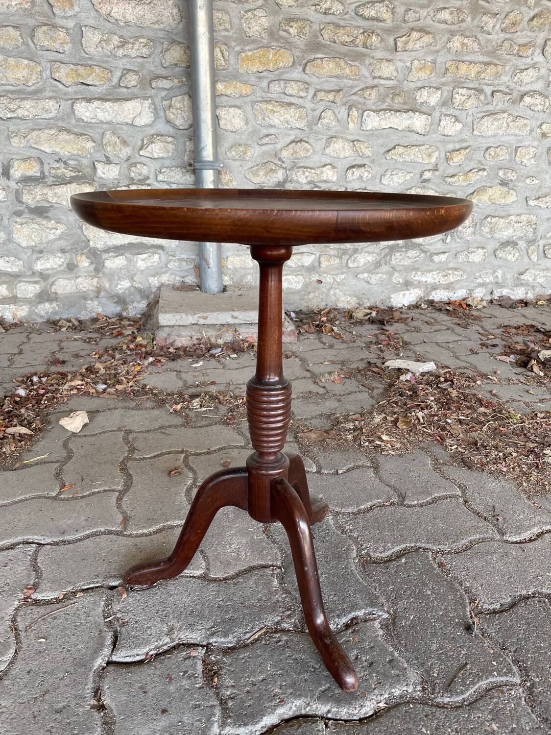 Pedestal table