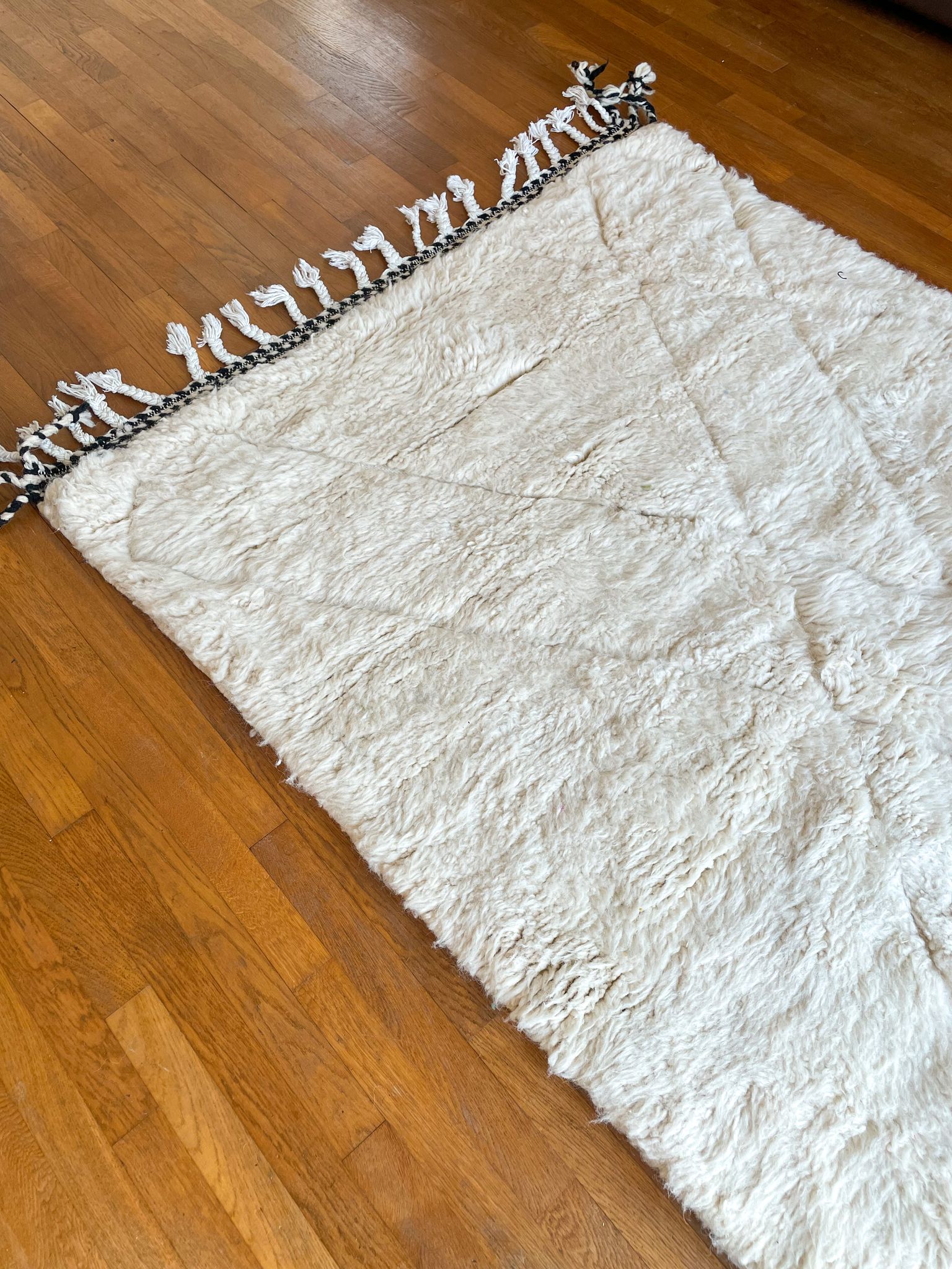 Tapis berbère béni ouarain blanc motifs à reliefs et finitions noires
