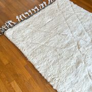 Tapis berbère béni ouarain blanc motifs à reliefs et finitions noires