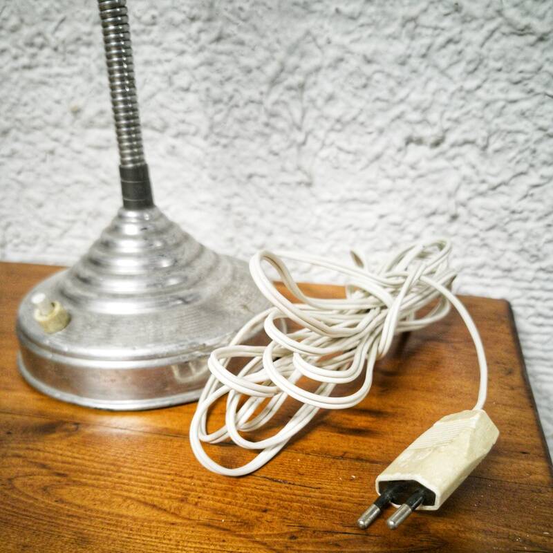 Articulated aluminum desk lamp