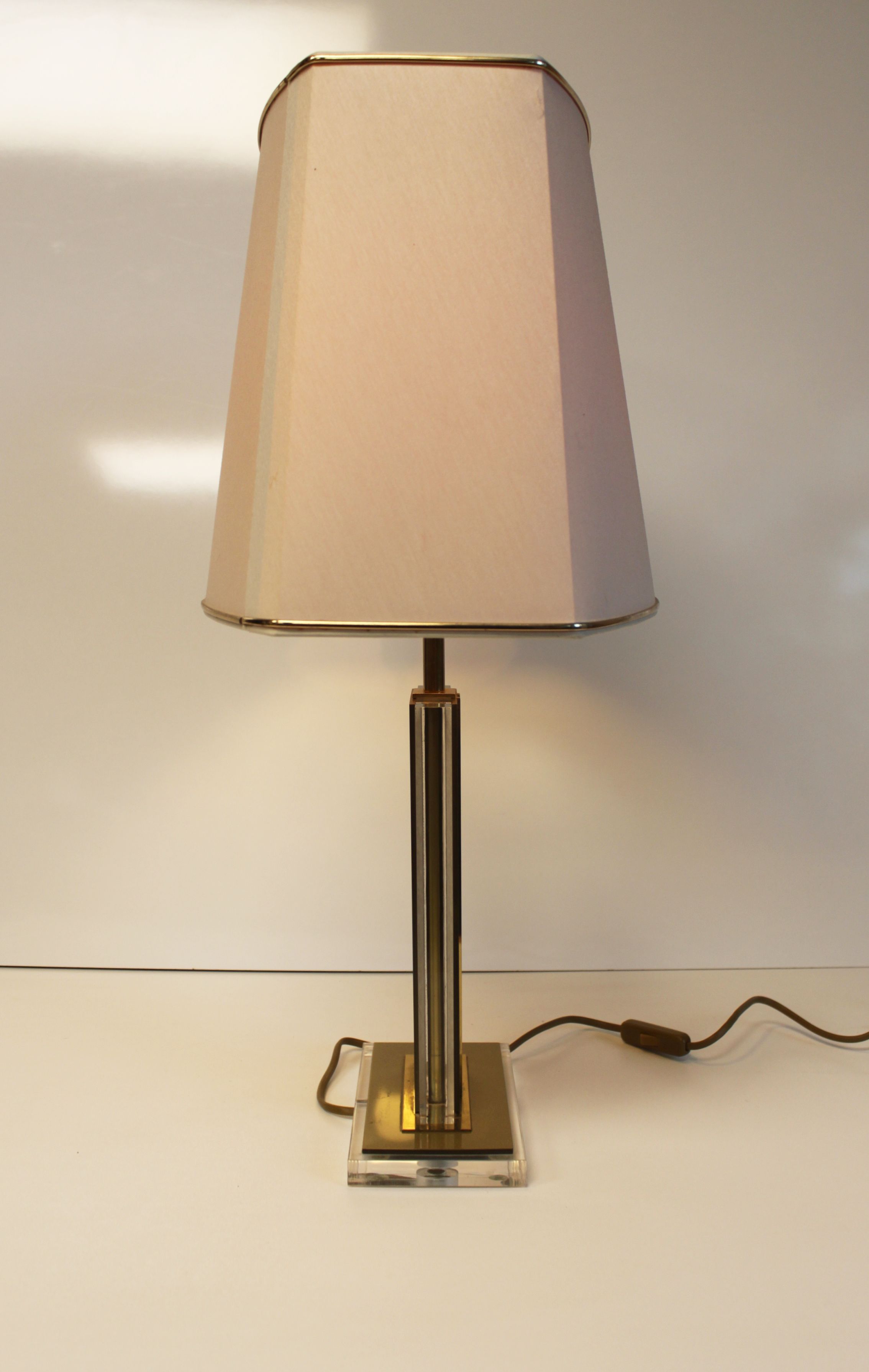 Table lamp in lucite and brass in Hollywood Regency style from the 70s.