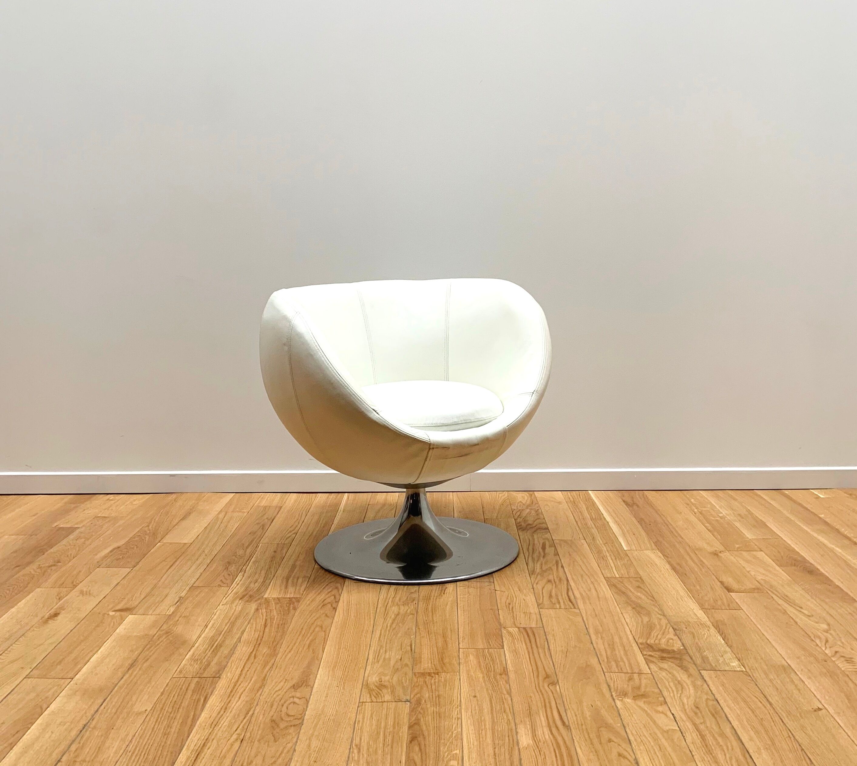 Ball armchair, Via Della Spiga