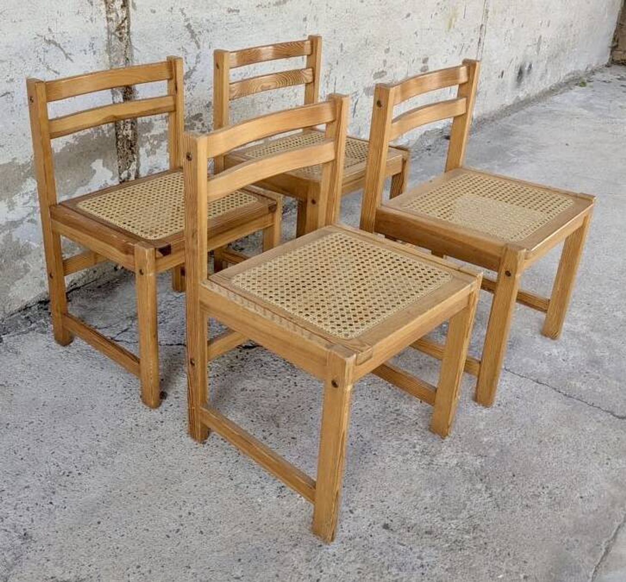 Série de 4 chaises vintage en pin assise cannage