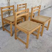 Série de 4 chaises vintage en pin assise cannage